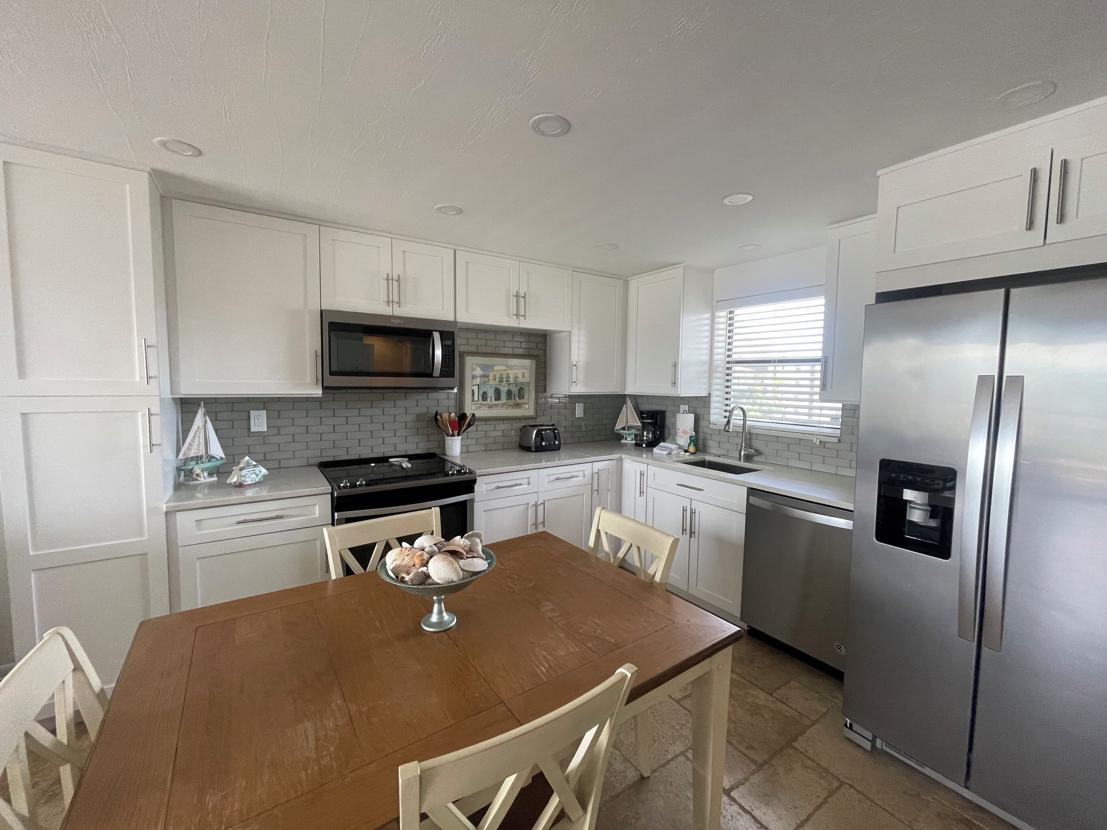 Coffee/tea maker, fridge, microwave, stovetop