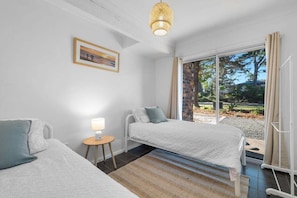 2 bedrooms, iron/ironing board, WiFi, bed sheets - Beach Street Studio Vincentia (Vincentia)