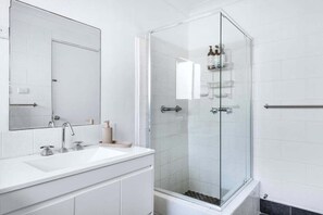 Bathroom - Beach Street Studio Vincentia (Vincentia)