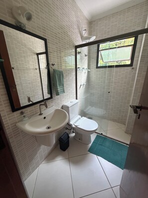 Ein Badezimmer mit Waschbecken, Toilette und Dusche.