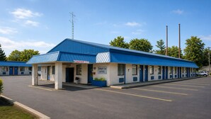 Un motel con techo azul y un letrero que indica una zona de precaución.
