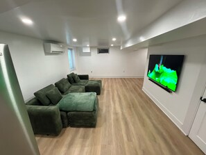 Living area - Cozy studio in beautiful Fairview with refreshing AC (Fairview)