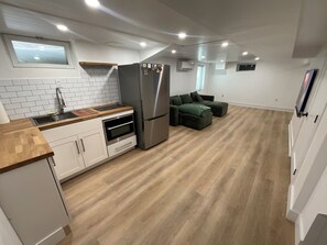 Private kitchen - Cozy studio in beautiful Fairview with refreshing AC (Fairview)