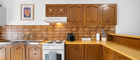 Coffee/tea maker, fridge, microwave, oven