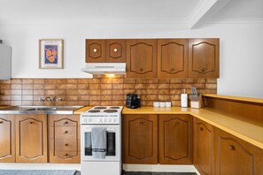 Coffee/tea maker, fridge, microwave, oven - City Fringe Nook—Discover the North Adelaide Scene (Ovingham)