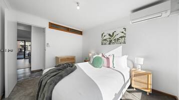 1 slaapkamer, een strijkplank/strijkijzer, wifi, beddengoed