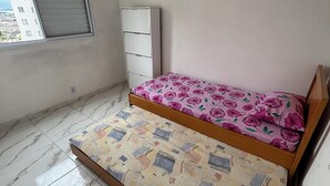 A small room with a bed, a window, and a wardrobe. - Ocean leisure (São Vicente)