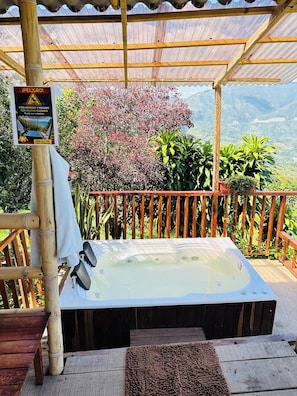 Cabaña, 2 habitaciones, para fumadores, patio | Tina de hidromasaje al aire libre