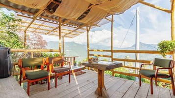 Cabaña, 2 habitaciones, para fumadores, patio | Restaurante al aire libre