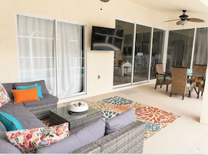 Ein Wohnzimmer mit einer Couch, einem Couchtisch und einem gemusterten Teppich.