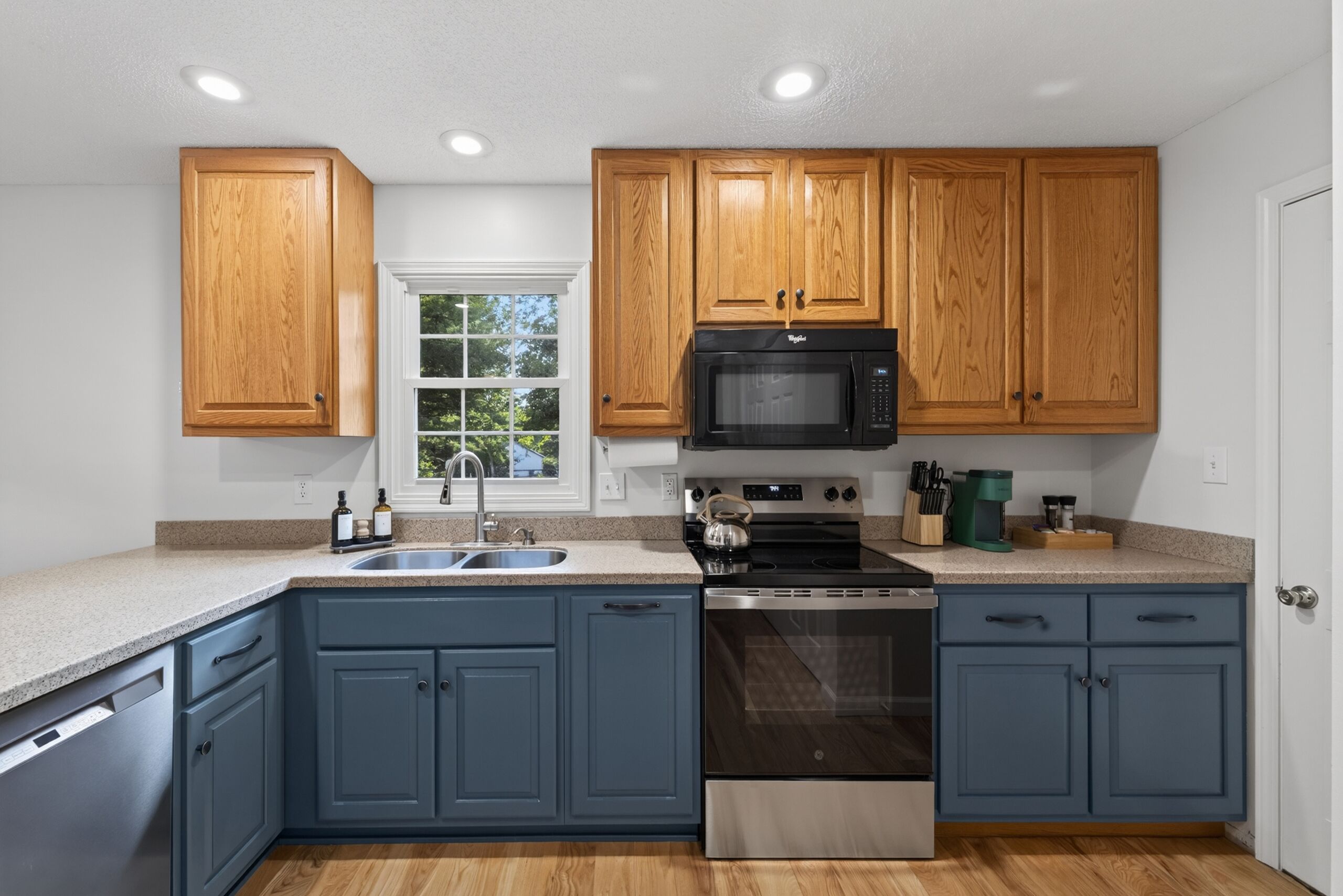 Coffee/tea maker, fridge, microwave, oven