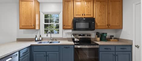Coffee/tea maker, fridge, microwave, oven
