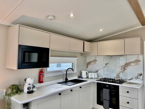 Cafetera y tetera, refrigerador, microondas y horno 