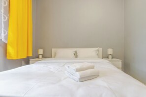 1 dormitorio, tabla de planchar con plancha, wifi y ropa de cama