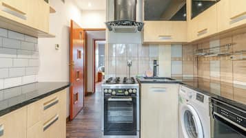 Een koelkast, een magnetron, een oven, een kookplaat