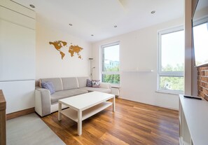 Ein stilvolles Wohnzimmer mit einer Couch, einem Couchtisch und einer Weltkarte an der Wand.
