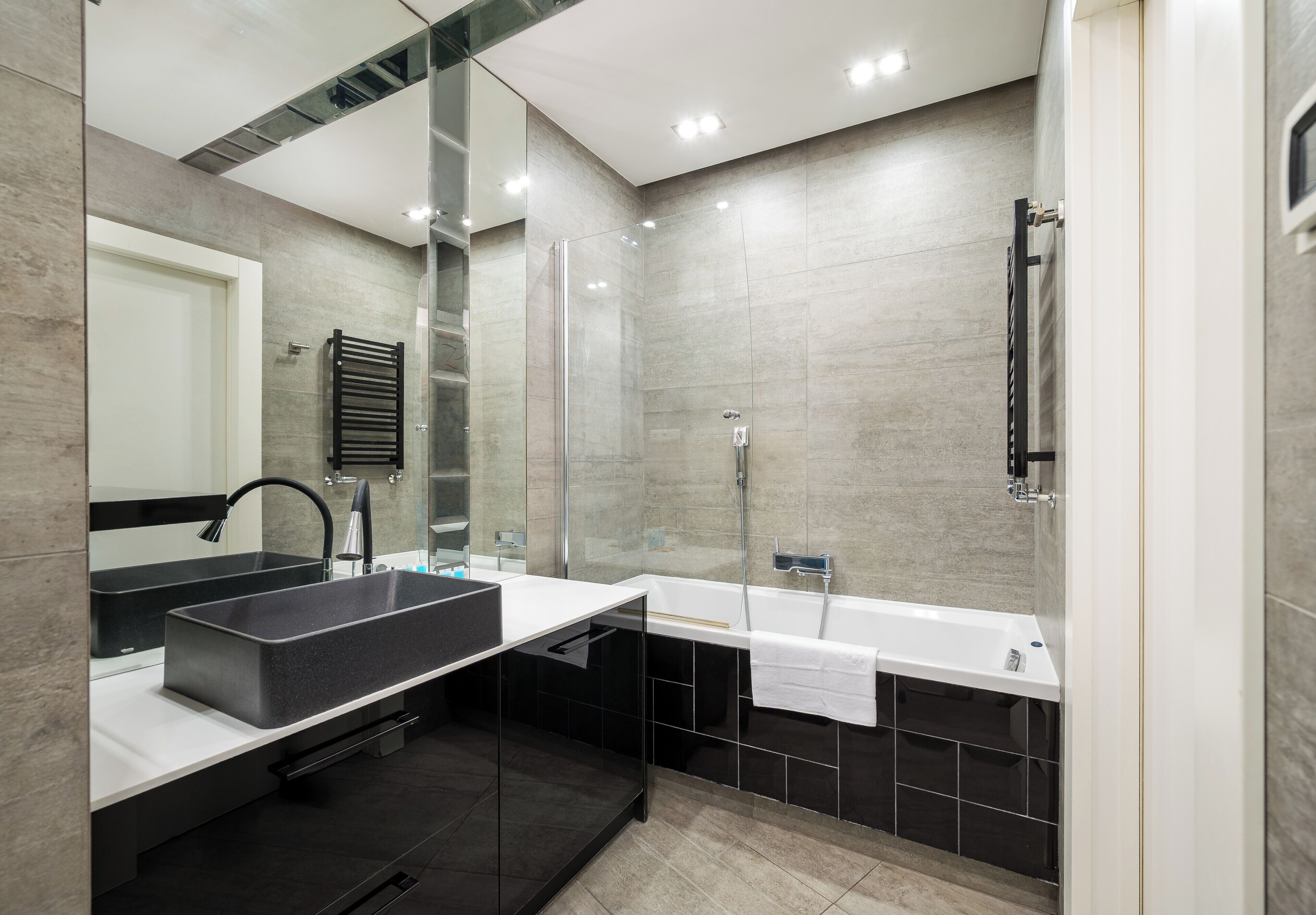 Un baño moderno con lavamanos doble, bañera y ducha.