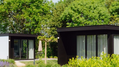 Charming 2-bedroom chalet by peaceful canals amid Dutch nature