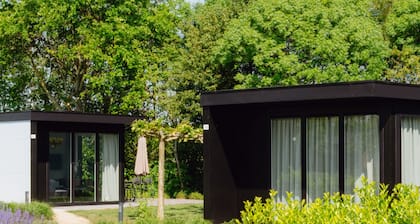 Charming 2-bedroom chalet by peaceful canals amid Dutch nature