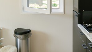 Een koffiezetapparaat/waterkoker, een magnetron, een oven