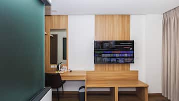 Luxury Premier Pool View | Room amenity