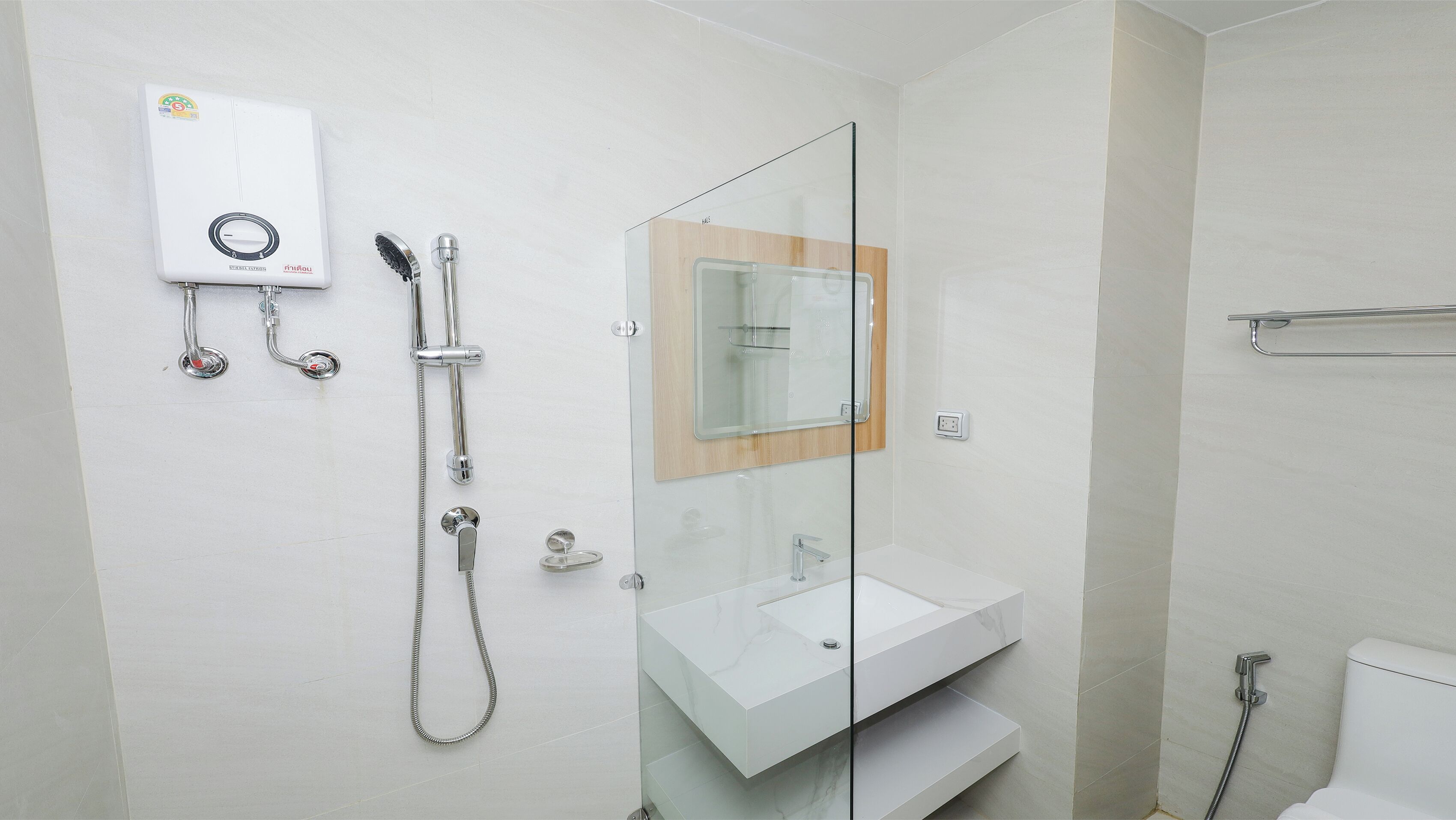 Luxury Premier Pool Access | Bathroom | Shower, hair dryer, towels, soap