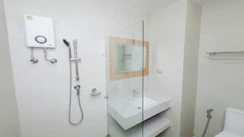 Luxury Premier Pool Access | Bathroom | Shower, hair dryer, towels, soap