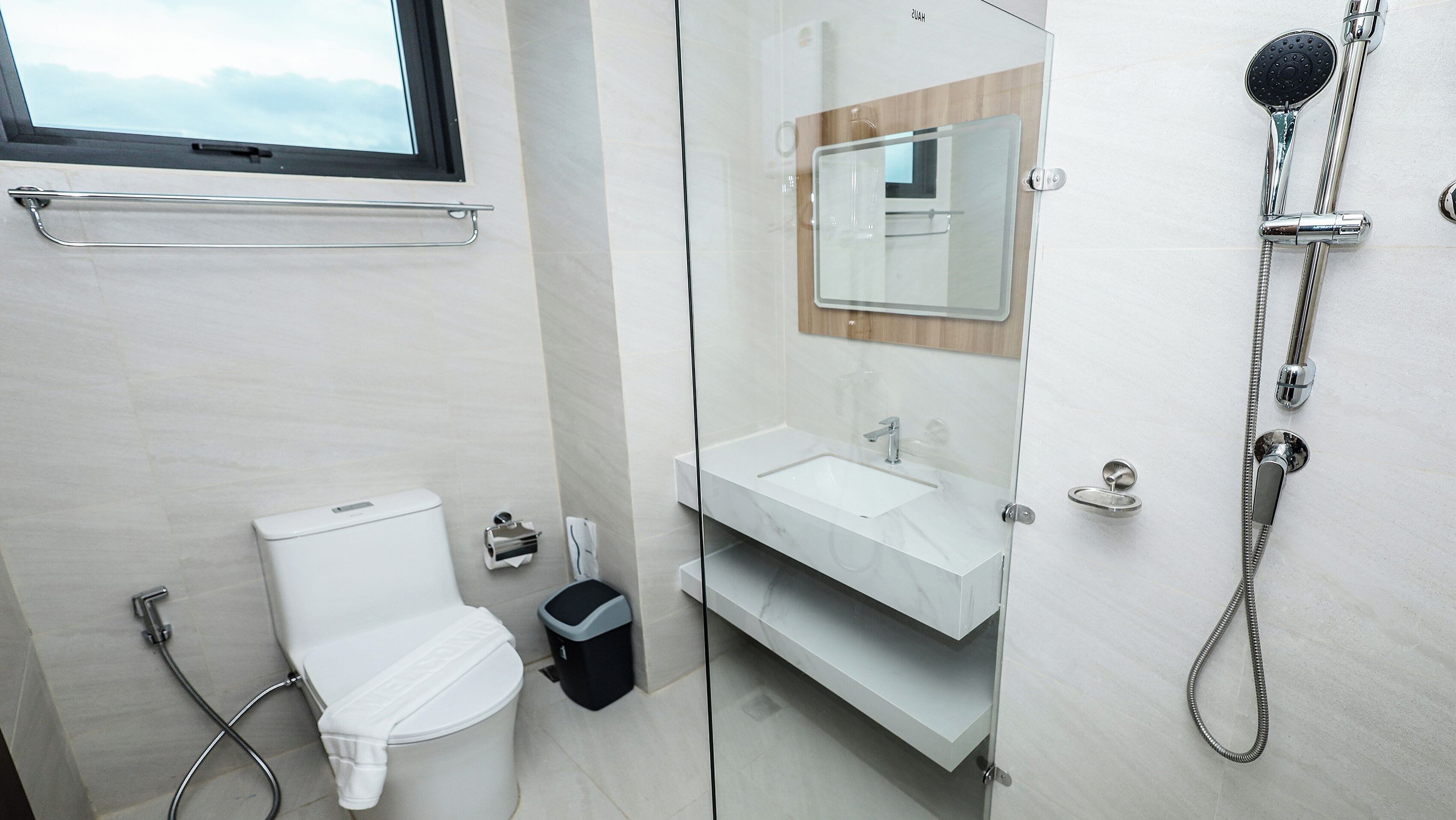 Family Suite Room | Bathroom | Shower, hair dryer, towels, soap