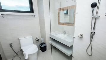 Family Suite Room | Bathroom | Shower, hair dryer, towels, soap