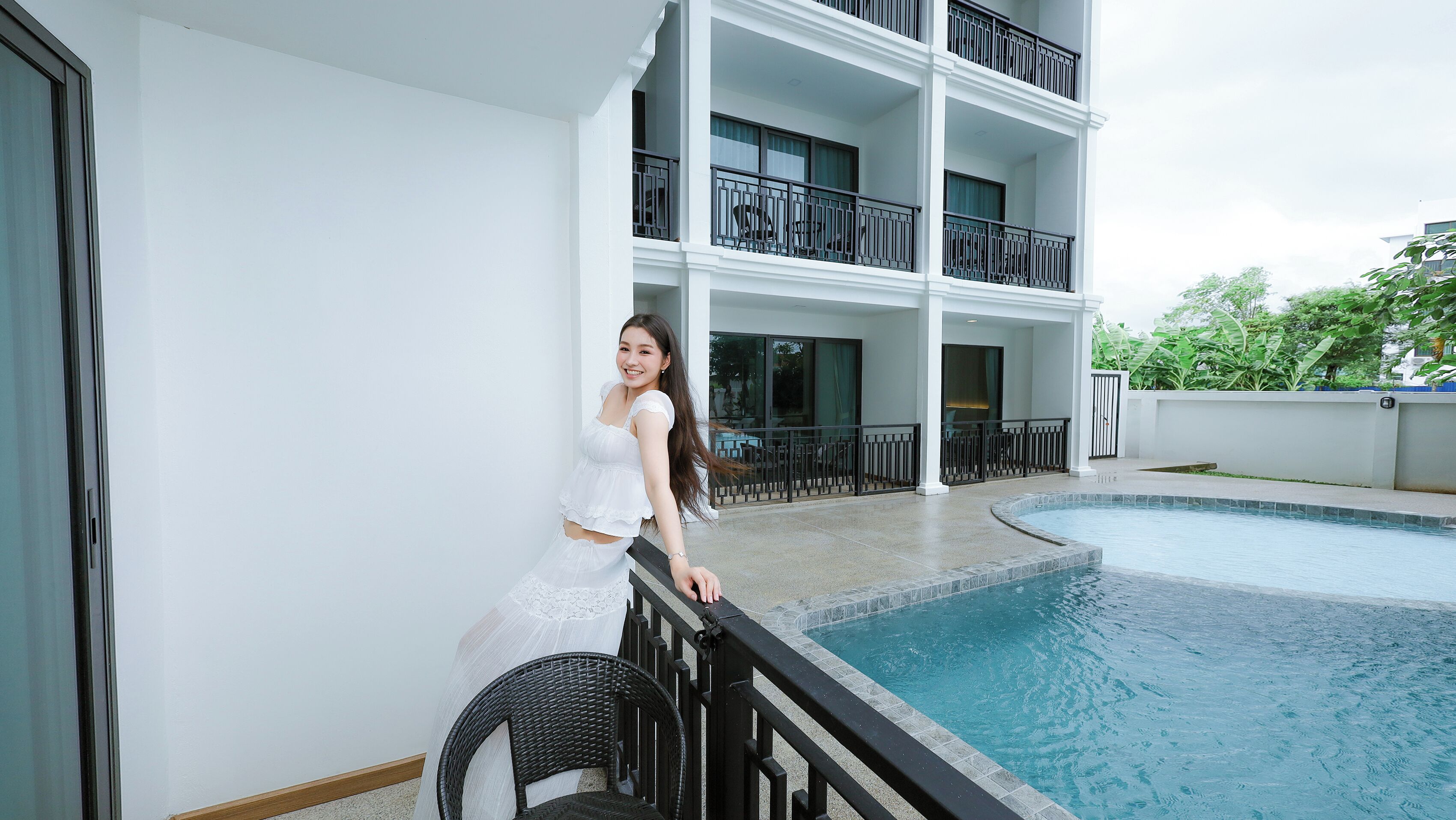 Luxury Triple Pool Access | In-room safe, WiFi (free), bed sheets