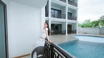 Luxury Triple Pool Access | In-room safe, WiFi (free), bed sheets
