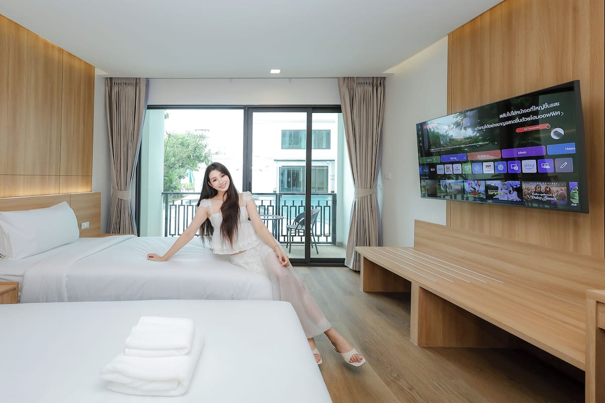 Luxury Triple Pool Access | In-room safe, WiFi (free), bed sheets