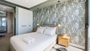 Ein modernes Schlafzimmer mit einem großen Bett, einem Nachttisch aus Holz und einem flauschigen Teppich.