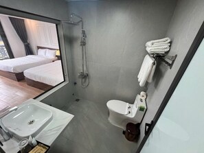 ฝักบัว, ของใช้ในห้องน้ำฟรี, ไดร์เป่าผม, รองเท้าสวมภายในห้อง