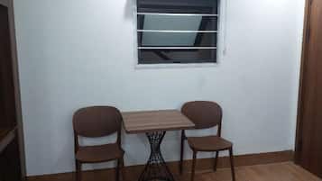 Habitación estándar | Escritorio, sistema de insonorización, wifi gratis y ropa de cama