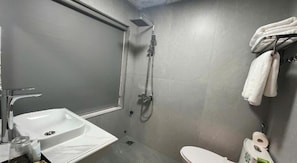 Quarto família | Banheiro | Chuveiro, produtos de toalete grátis, secador de cabelo, chinelos