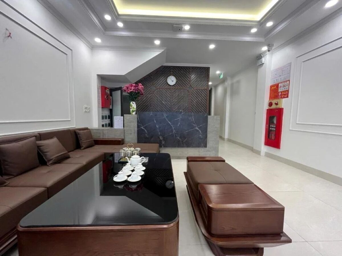 Um interior moderno com um conjunto de sofá, uma mesa de centro e uma parede estampada.