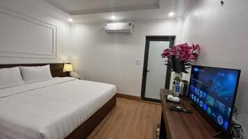 Standard Room | Desk, soundproofing, WiFi (free), bed sheets