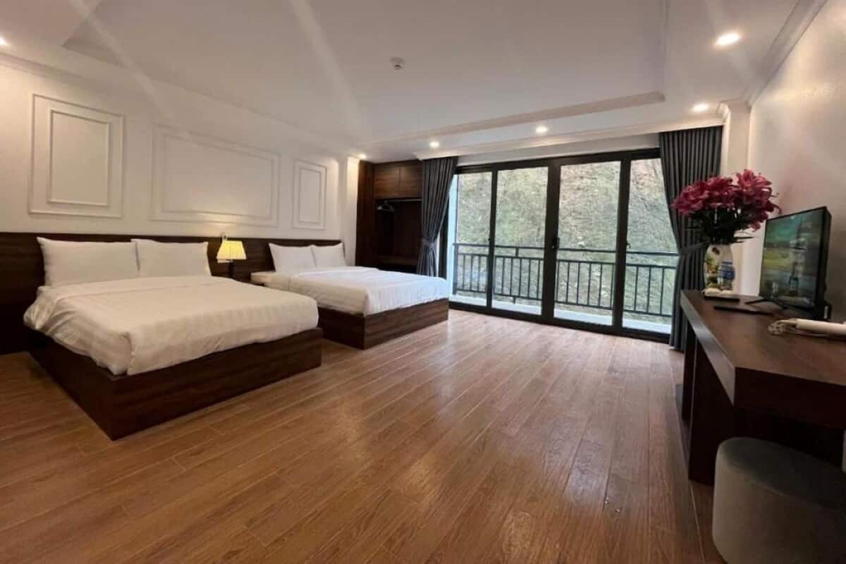 Family Room | Desk, soundproofing, free WiFi