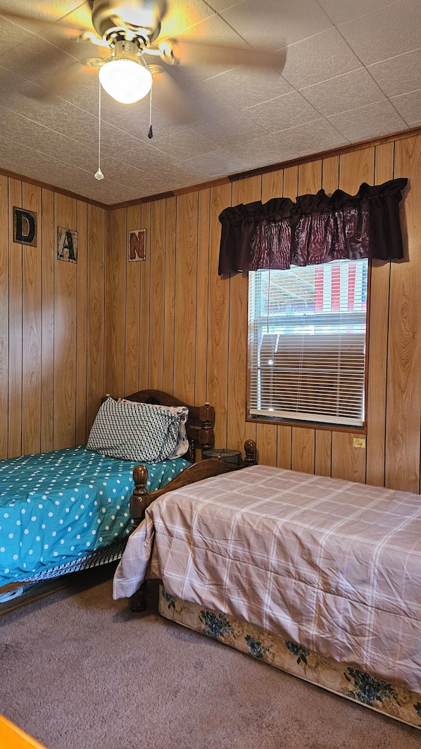 2 bedrooms, travel cot, free WiFi, bed sheets