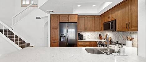 Coffee/tea maker, fridge, microwave, oven