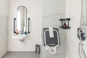 A bathroom with a white sink, mirror, and shower. - Guestready - Fownes Street (Dublin)