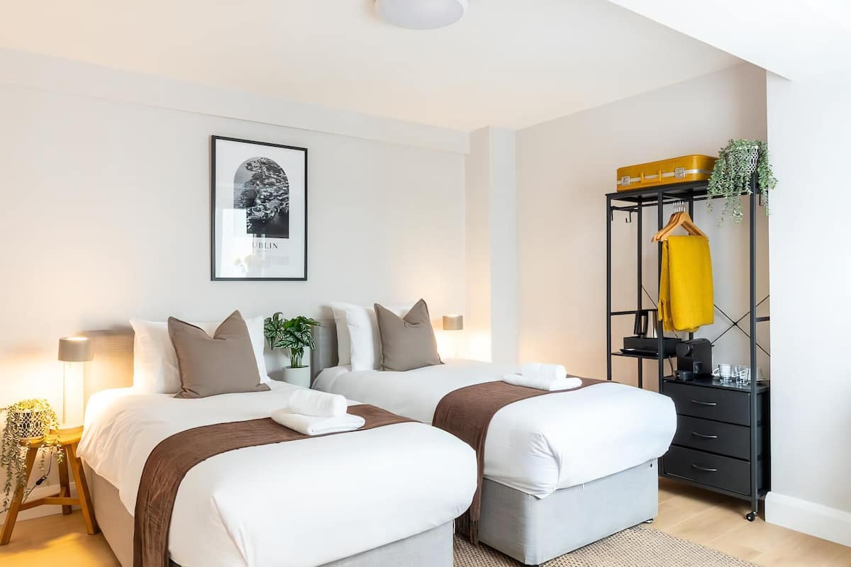 Departamento (Deluxe Twin Room) | Tabla de planchar con plancha, wifi gratis y ropa de cama 
