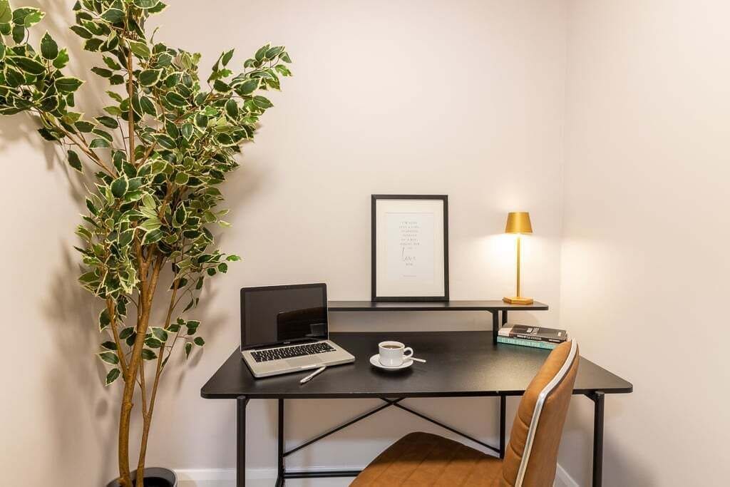 Apartment (Superior King Room) | Iron/ironing board, WiFi (free), bed sheets