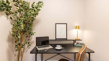 Apartment (Superior King Room) | Iron/ironing board, WiFi (free), bed sheets