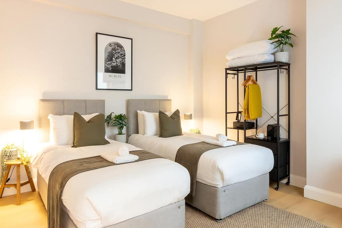 Tabla de planchar con plancha, wifi gratis y ropa de cama 