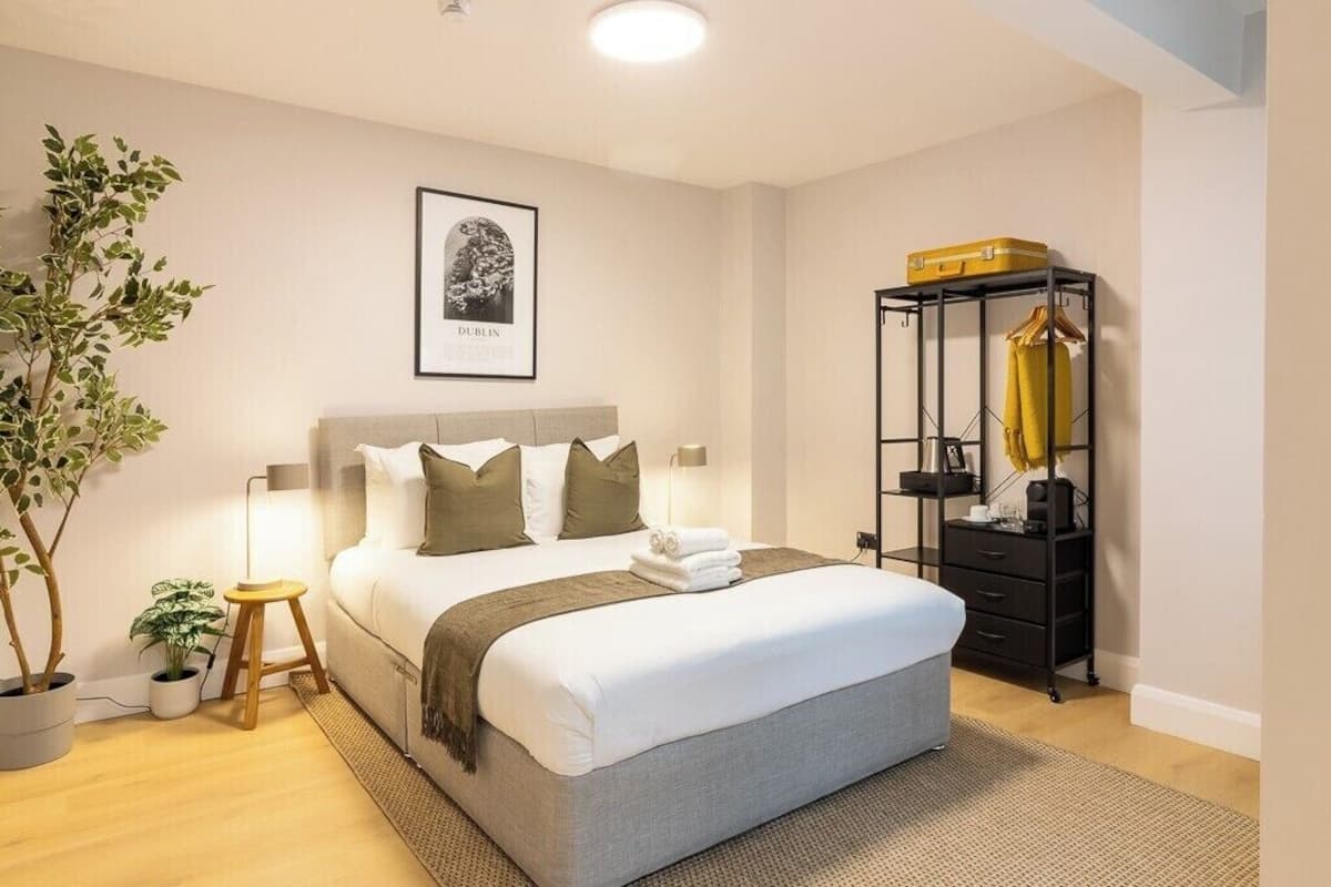Apartment (Superior King Room) | Iron/ironing board, free WiFi, bed sheets