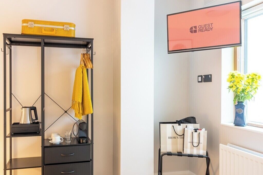 Tabla de planchar con plancha, wifi gratis y ropa de cama 