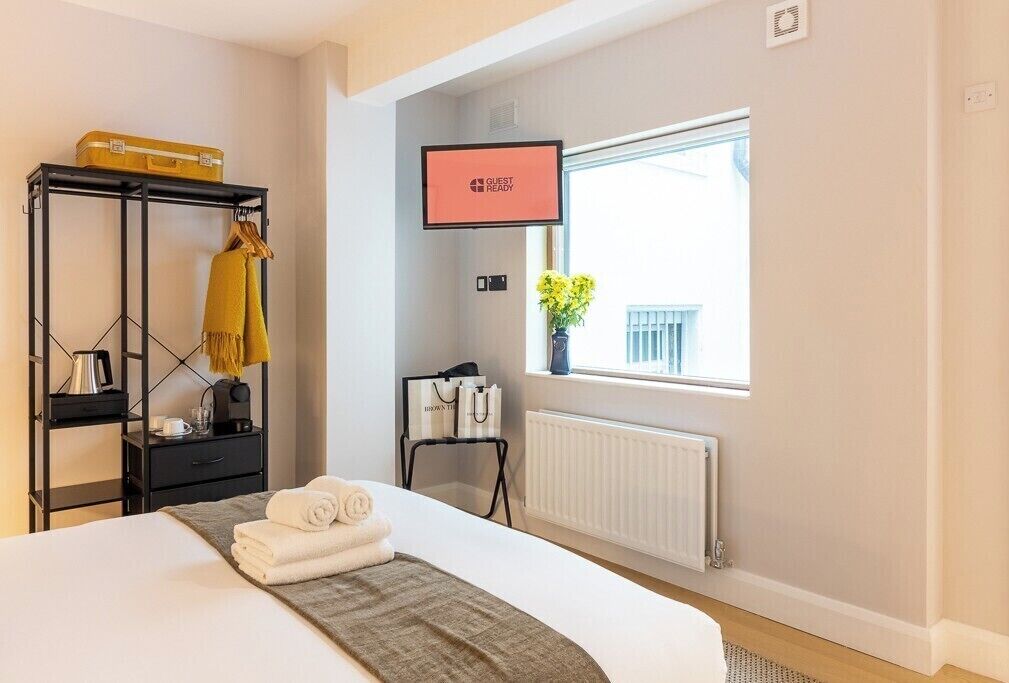 Tabla de planchar con plancha, wifi gratis y ropa de cama 