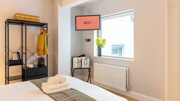 Tabla de planchar con plancha, wifi gratis y ropa de cama